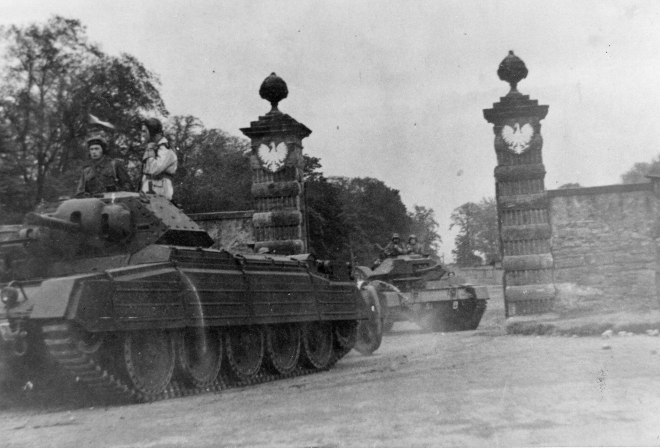 Polish tanks leaving Amisfield.jpg